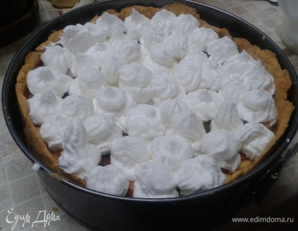 Я решила сделать шапочку из белкового крема (белки с сахаром взбить как для безе).  И посыпала орешками. 