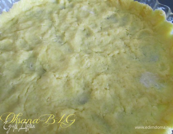 Форму смазать сливочным маслом, выложить тесто ( можно просто разровнять по форме). Поставить на 10 минут в духовку при температуре 180 градусов.