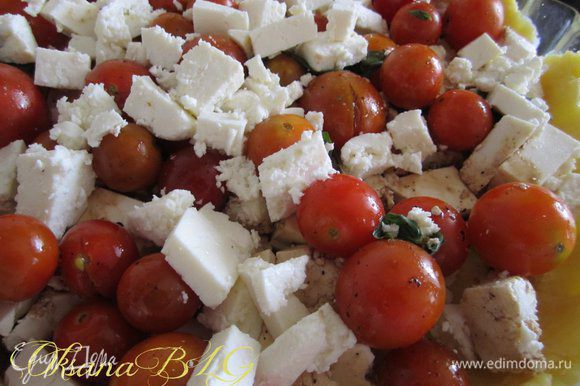 На тесто выложить крупно порезанный сыр, маринованные помидоры с базиликом( предварительно слив остатки уксуса).