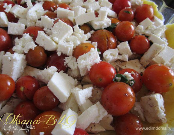 На тесто выложить крупно порезанный сыр, маринованные помидоры с базиликом( предварительно слив остатки уксуса).