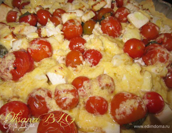 Для заливки сметану взбить с яйцом, если сметаны сильно густая добавить 1-2 ст.л. воды. Полить сыр и помидоры.