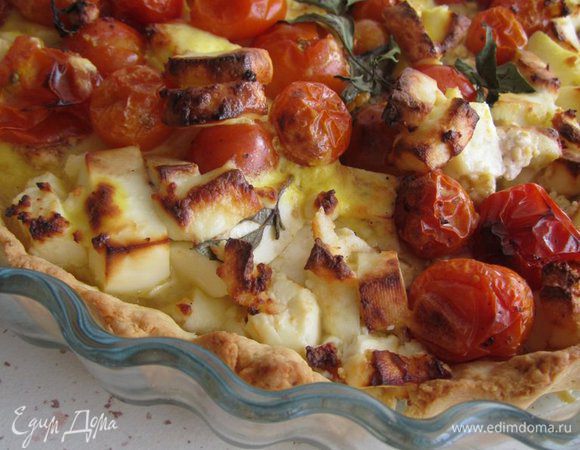 Запекать про 200-200 градусах. Я готовила в режиме конвекции и верхнего гриля 15 минут, получился пропеченный пирог с запеченной сырной корочкой.