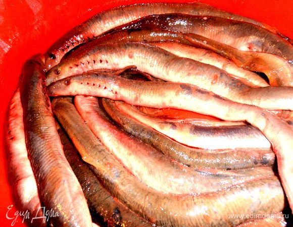 Промываем в двух водах свежую рыбку,стараясь снять всю слизь(у меня молоденькие,поэтому чистить не надо!)