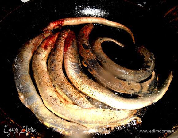 Просушиваем и жарим на растительном масле с одной стороны.Солим,перчим по вкусу...