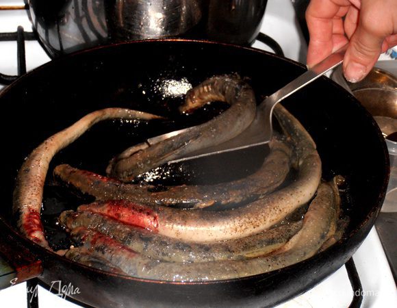 Аккуратно переворачиваем.Тут надо приноровиться,рыбка стремится удрать с лопатки и плюхнуться в горячее масло!