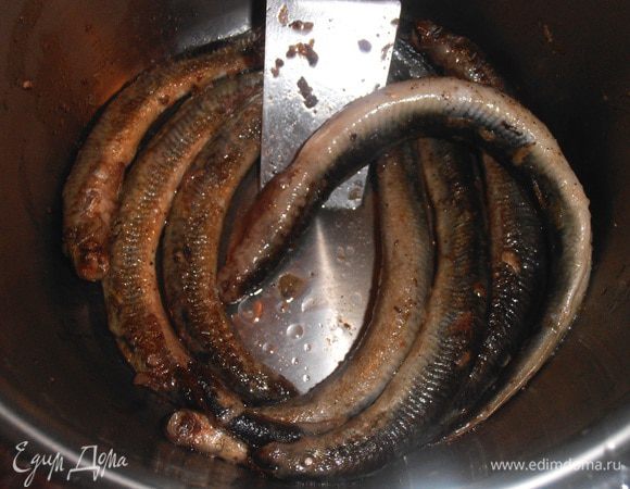 Складываем в кастрюлю с толстым дном нашу непослушную миногу!