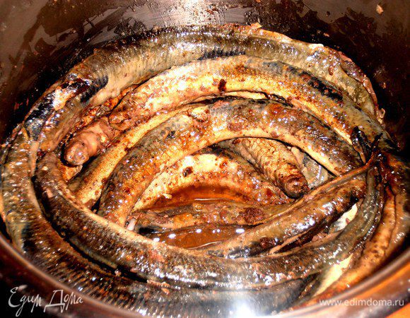 Сначала в кастрюлю сливаем масло,которое осталось от жарки рыбы...