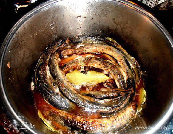 Кидаем лаврушку,пробуем на соль-перец,накрываем крышкой и "забываем"на маленьком огне на час!Не переворачиваем,иначе вся нежная шкурка облезет)))