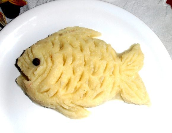 Когда-то маленьким детям я старалась интересно преподнести скучный гарнир,вот и сейчас немножко поиграем с подачей!Из пюрешки с помощью ложки сварганим рыбёху!