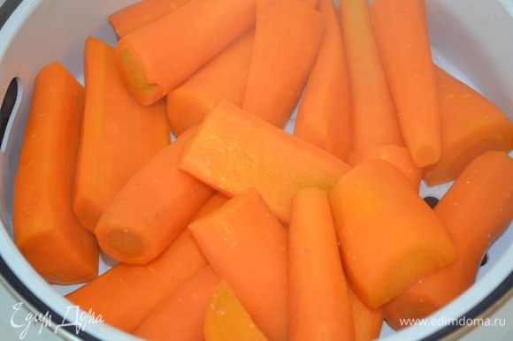 Морковь помыть, крупно нарезать и сварить на пару или в воде.