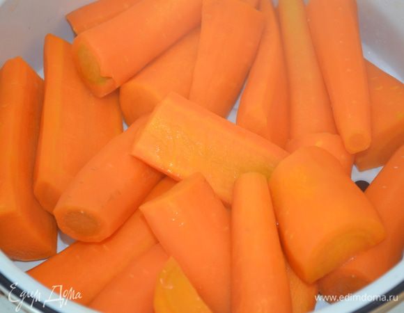 
Морковь помыть, крупно нарезать и сварить на пару или в воде.
