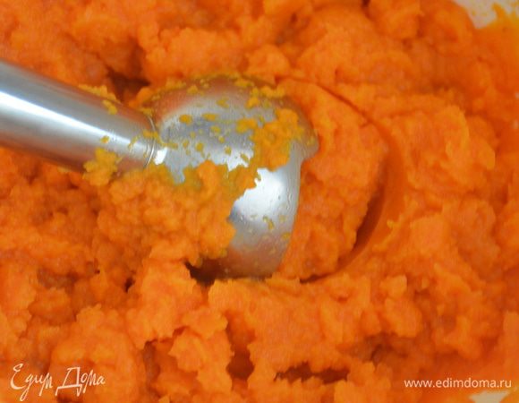 Блендером измельчить морковь в пюре