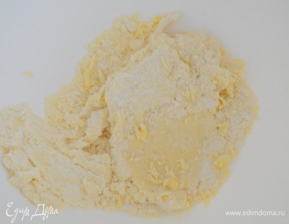 75 г сливочного масла смешать с мукой и 2 ст ложками ледяной воды и замесить тесто