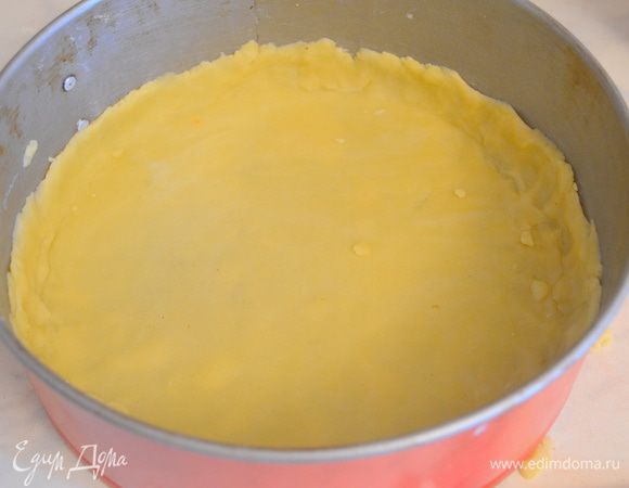 распределить по форме, сделать бортики 2-3 см, потыкать вилкой и отправить в холодильник на 30 минут