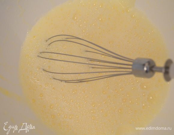 Яйца взбить с сахаром