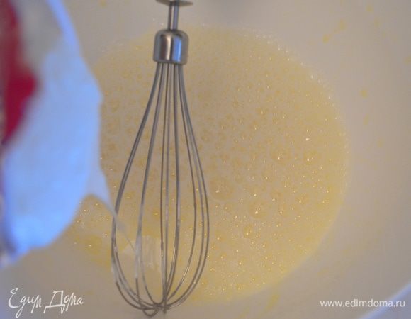 ...продолжая взбивать влить сливки...