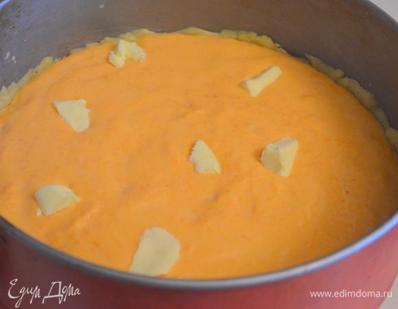 смешать морковное пюре со сливочно-яичной массой и выложить ее в охложденное тесто...сверху распределить кусочки оставшегося сливочного масла. Выпекать 40 минут при температуре 180 градусов. Я выпекала примерно 50 минут, так как было видно,ч то он совсем румяный. 