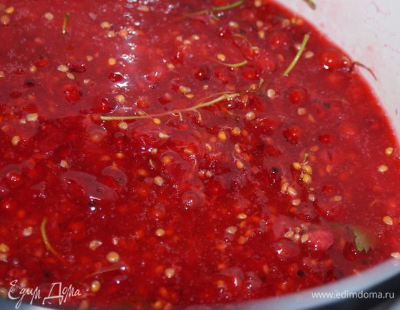 Выложить в эмалированную или керамическую кастрюлю, нагреть на слабом огне, разминая ягоды, чтобы они дали сок, 10 минут.