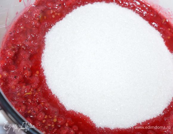 Добавить сахар, довести до кипения и варить еще 8-10 минут.