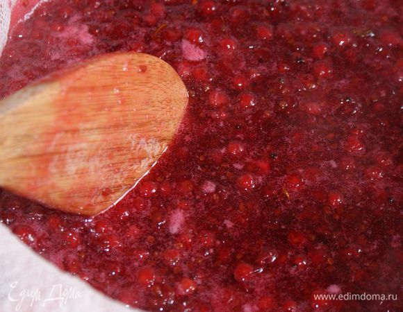 Сито поставить над большой чащей и выстелить 2-мя слоями марли. Вылить ягодную массу и дать стечь, помогая деревянной ложкой.