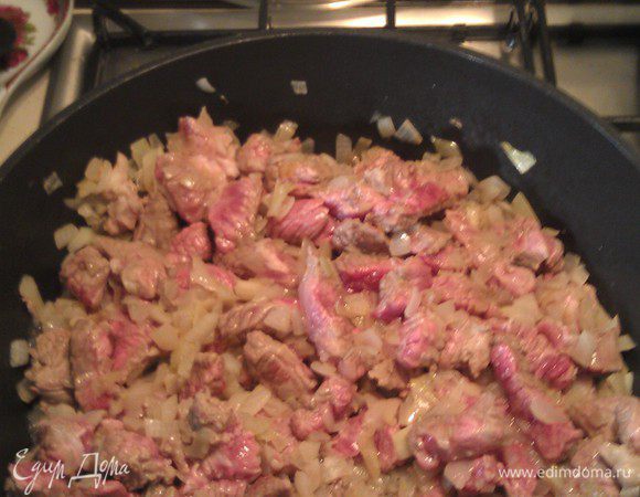 Мясо нарезать небольшими кусочками. В Чехии предпочитают свинину, но я попробовала готовить говядину, оба варианта получаются очень вкусными. Лук очистить и нарезать кубиками. Разогреть масло, потушить лук. Добавить мясо и жарить 5 минут.