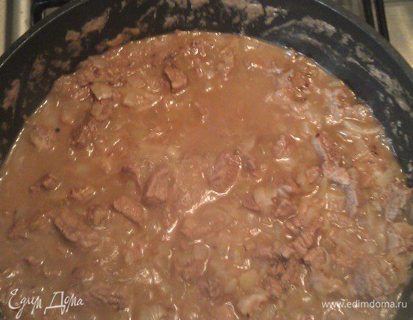 Добавить соль и специи, влить 1 стакан пива, накрыть и тушить 45 минут.