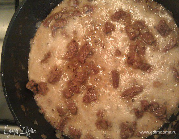 Добавить к мясо натертый на мелкой терке черный хлеб и оставшееся пиво. Тушить еще 20 минут.  Вот и все: мясо готово.