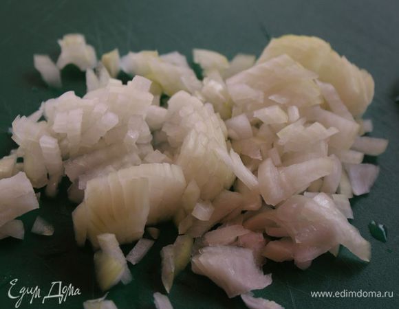Лук очистить и нарезать мелкими кубиками.
