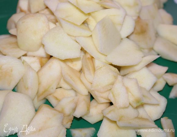 Яблоки очистить и нарезать крупными кусочками.

