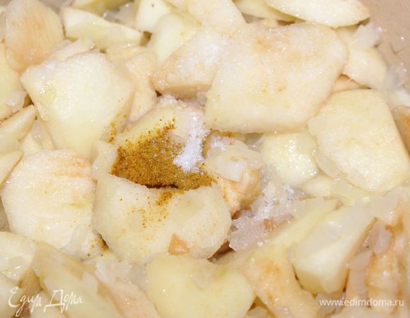 Добавить яблоки, карри и соль. Готовить, помешивая, пока яблоки не станут мягкими, 10 минут.
