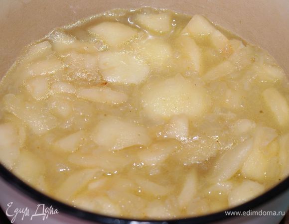 Влить теплый бульон, варить а небольшом огне 40 минут.
