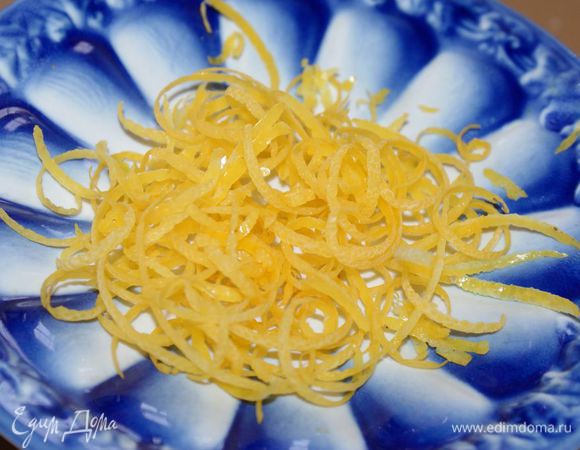 С лимона снять цедру специальным ножом или натереть на терке.
