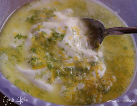 Йогурт смешать с мятно-лимонной смесью.
