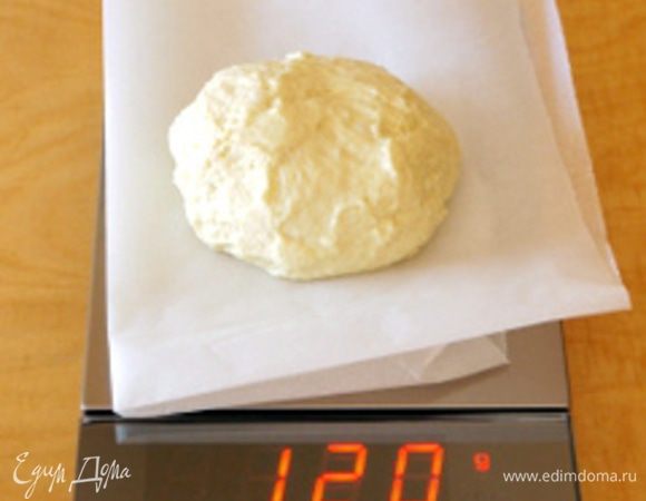 Растворить дрожжи в небольшом количестве воды. Влить растворённые дрожжи в миску тестомешалки, добавить просеянную муку  и солод. Включить тестомешалку на самую медленную скорость и добавляя понемногу воду, замешивать около 15 минут. В самом конце добавить растворённую в воде соль и продолжать замешивать, пока тесто не станет эластичным и однородным. Перенести тесто в миску, смазанную оливковым маслом, и оставить подниматься в тёплом месте до увеличения объёма минимум в два раза.

Готовое тесто перенести на рабочую поверхность, присыпанную мукой, и поделить на части примерно по 120 гр.