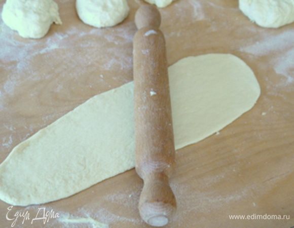 Раскатать каждую часть в пласт, по форме напоминающий язык (чуть шире с одной стороны),