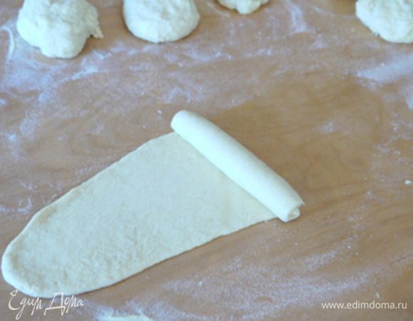 и скрутить, начиная с широкой стороны.
