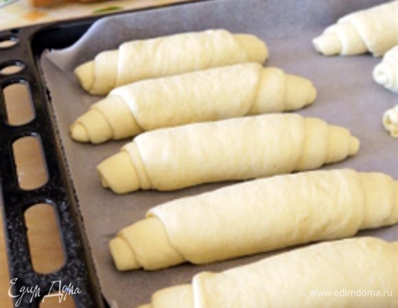 Перенести на противень, накрытый пергаментом.
