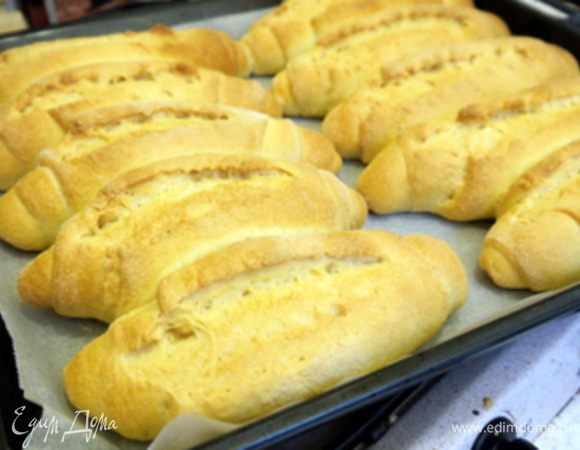 Выпекать булочки около 20 минут, поставив на нижнюю полку духовки ёмкость с кипятком.
