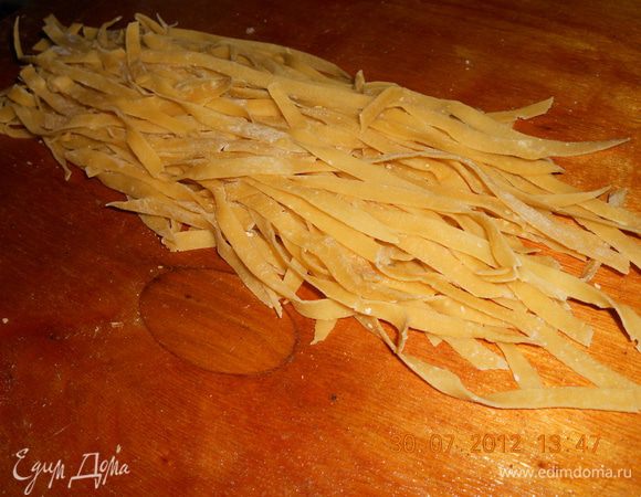 ставим воду,когда закипит ложим порезанную куриную грудку и варим до готовности,в это время я делаю домашнюю пасту,но кто возиться не хочет можно купить лапшу любую даже рисовую с ней тоже вкусно выходит