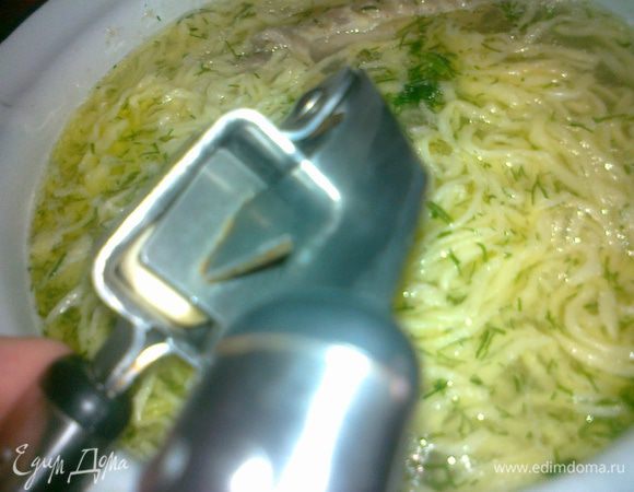 в это время измельчаем укроп и чистим чеснок,когда все в супе готово,выключаем плиту и добавляем укроп и чеснок через пресс,приятного аппетита,очень вкусно кушать с домашними сухариками