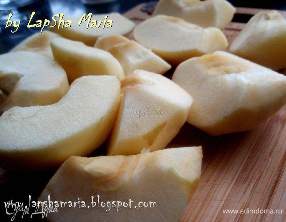 Яблоки моем и чистим от кожуры и семечек.