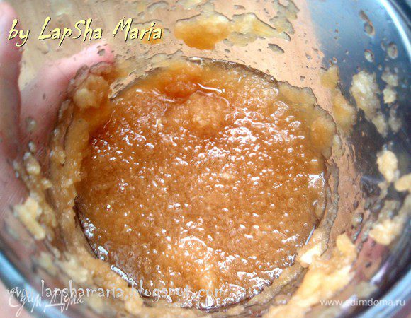 Взбиваем в блендере яблоки с сиропом до состояния пюре.