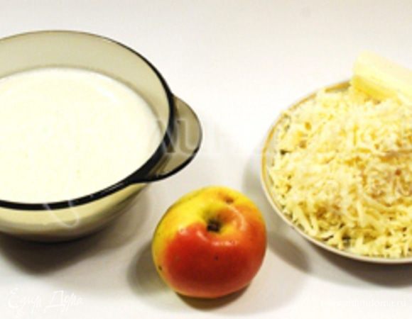 В муку вбейте яйца, добавьте молоко, соль и размягченное масло. На крупной тёрке натрите сыр и яблоко, добавьте в тесто и оставьте пропитаться на 15-20 минут. Выпекать блины чуть дольше, чем обычные. Для выпекания лучше использовать сковородку с антипригарным покрытием.