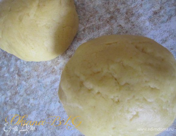 Муку перетереть с маслом в крошку, добавить сахар, соль, яйцо замесить тесто. Поставить на 20-30 минут в холодильник.