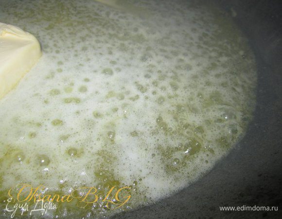 В глубокой цельной посуду где будет выпекаться тарт, на плите разогреть масло до пузырьков.