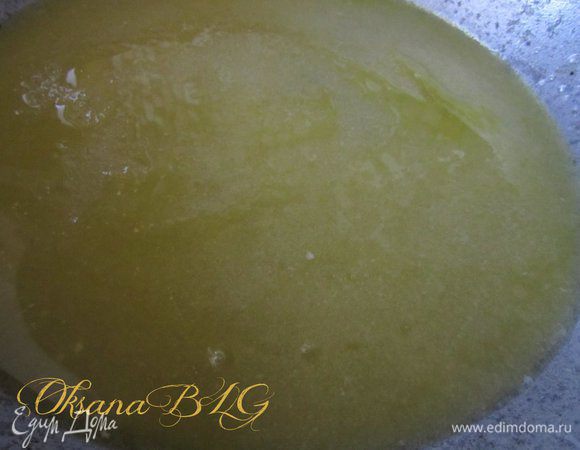 Добавить сахар, разровнять. Больше не мешать.