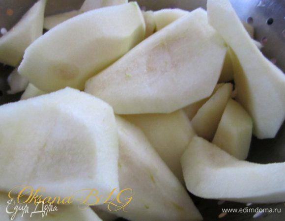 Пока варится карамель очистить груши, удалить серединку. Порезать крупными дольками.