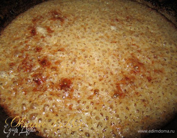 Карамель варить до коричневого цвета, сахар должен растворится.