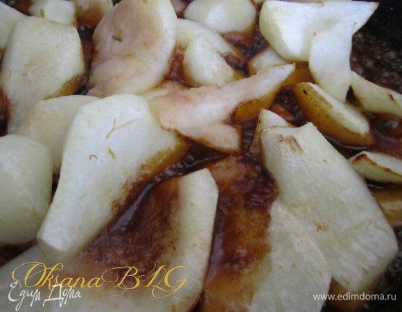 Груши выложить на карамель. Поставить в духовку на 30 минут при температуре 200 градусов.