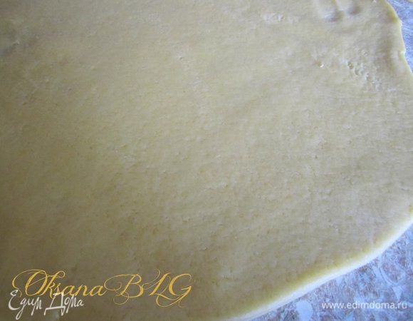 Тесто раскатать, вырезать немного больше размера формы.